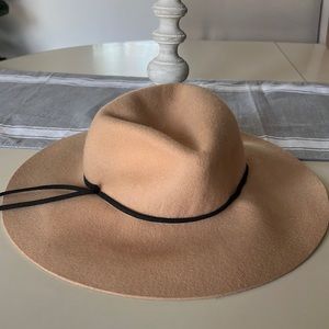 Light tan floppy hat